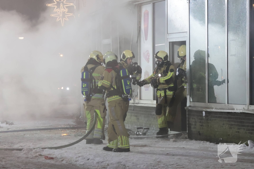 Uitslaande brand in restaurant leidt tot ontruiming appartementen