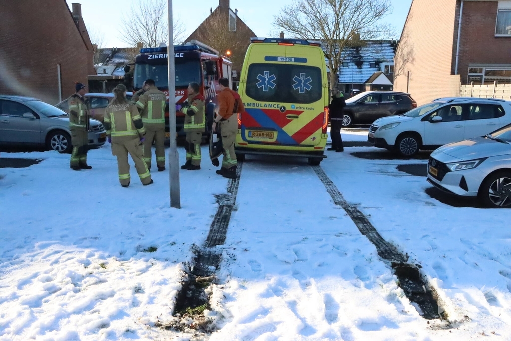 Brandweer bevrijdt vastzittende ambulance uit sneeuw