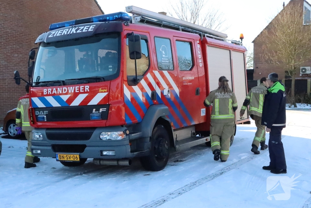 Brandweer bevrijdt vastzittende ambulance uit sneeuw