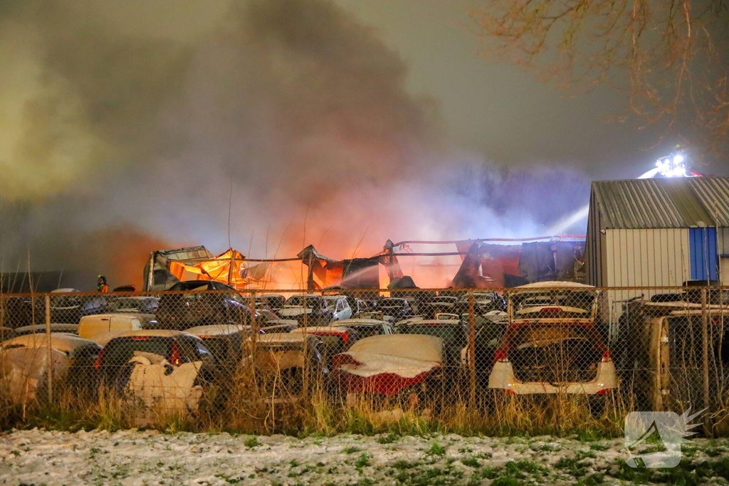 Grote brand op autosloperij
