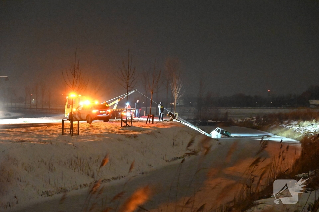 Auto belandt in sloot na gladheid