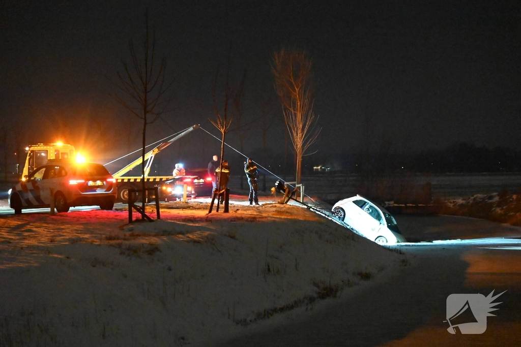 Auto belandt in sloot na gladheid