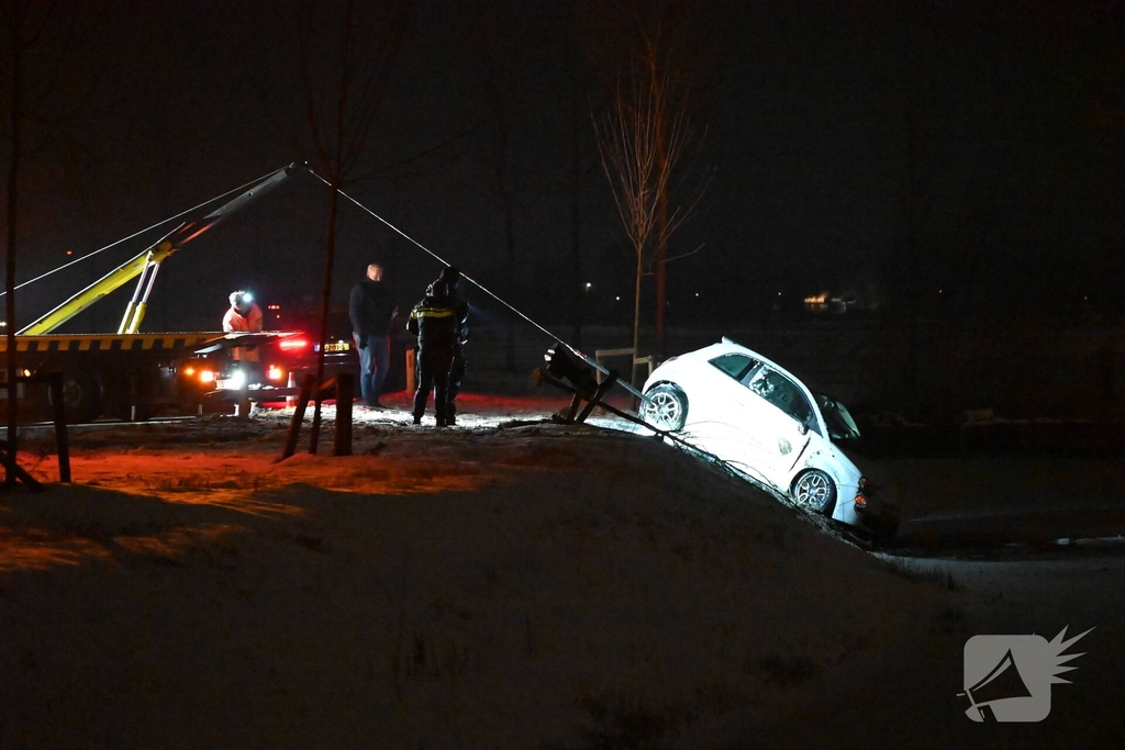 Auto belandt in sloot na gladheid