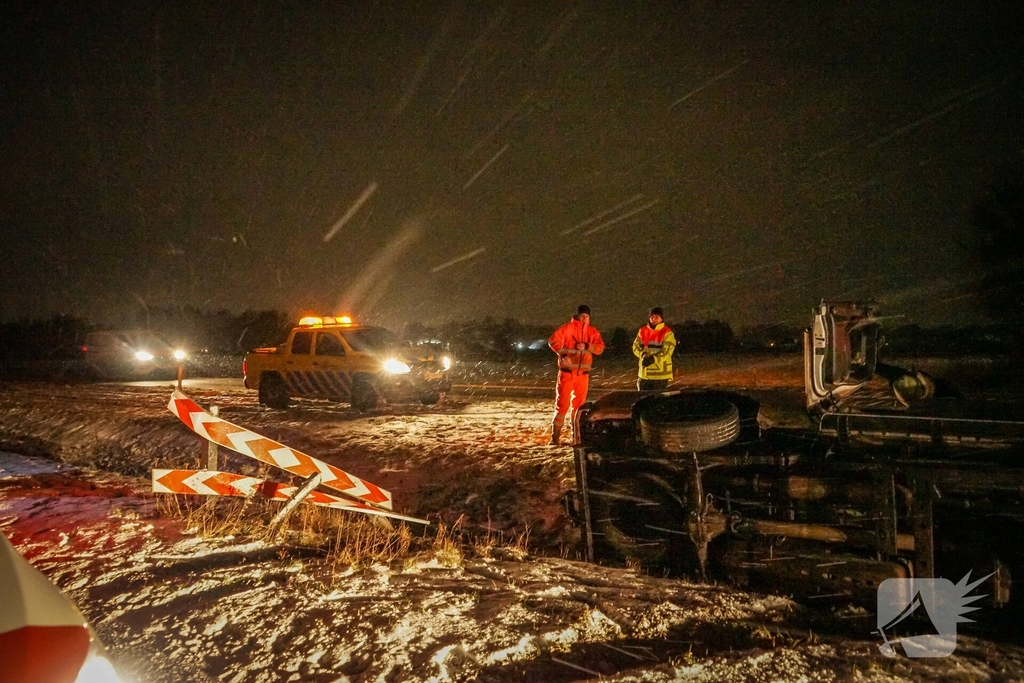 Auto glijdt in sloot door gladheid