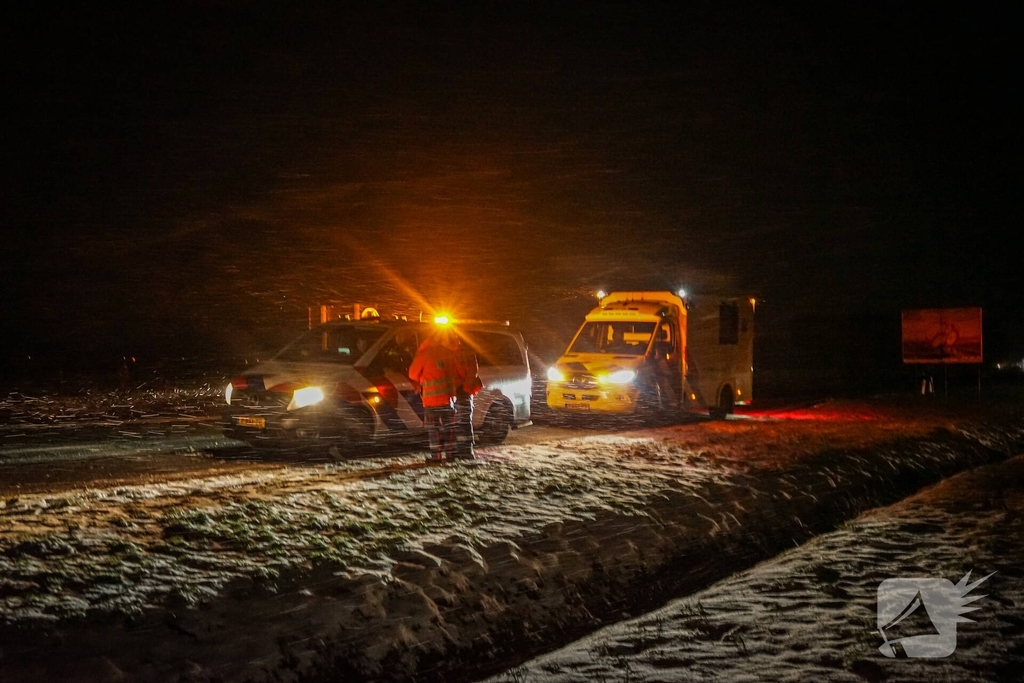 Auto glijdt in sloot door gladheid