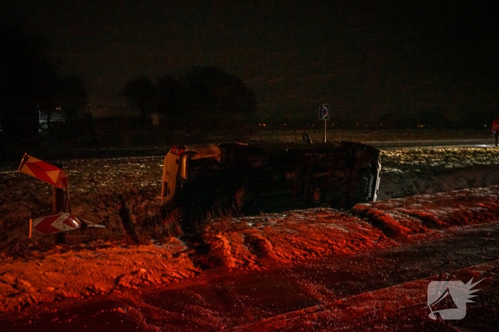 Auto glijdt in sloot door gladheid