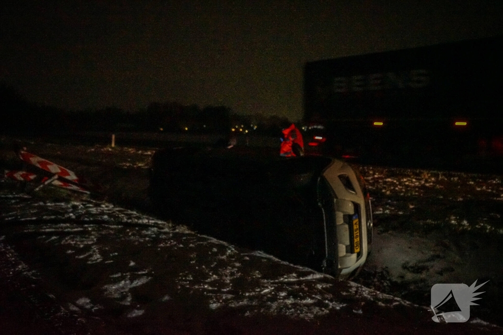 Auto glijdt in sloot door gladheid