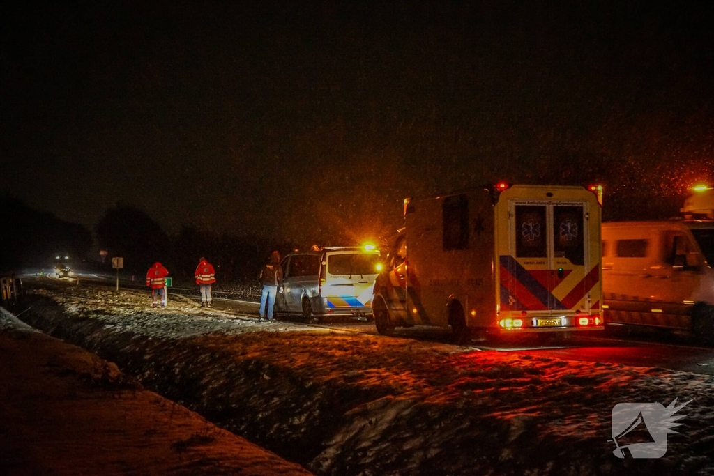 Auto glijdt in sloot door gladheid