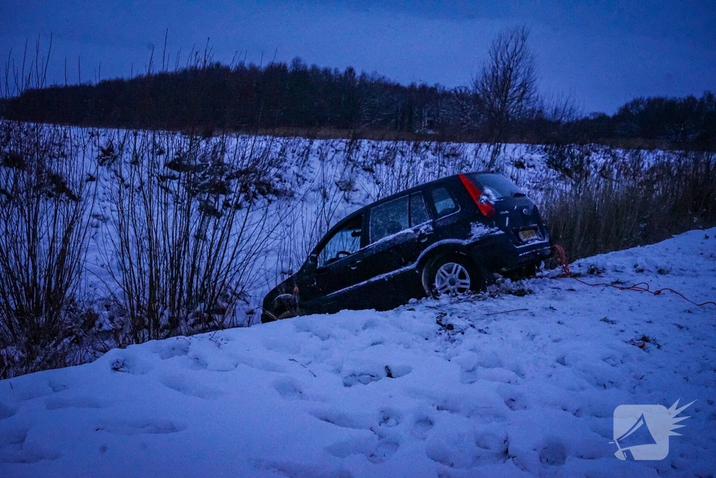 Auto belandt in sloot na driftpartij