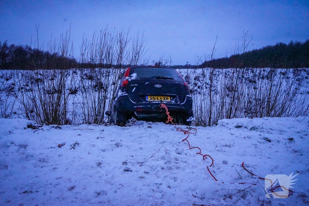 Auto belandt in sloot na driftpartij