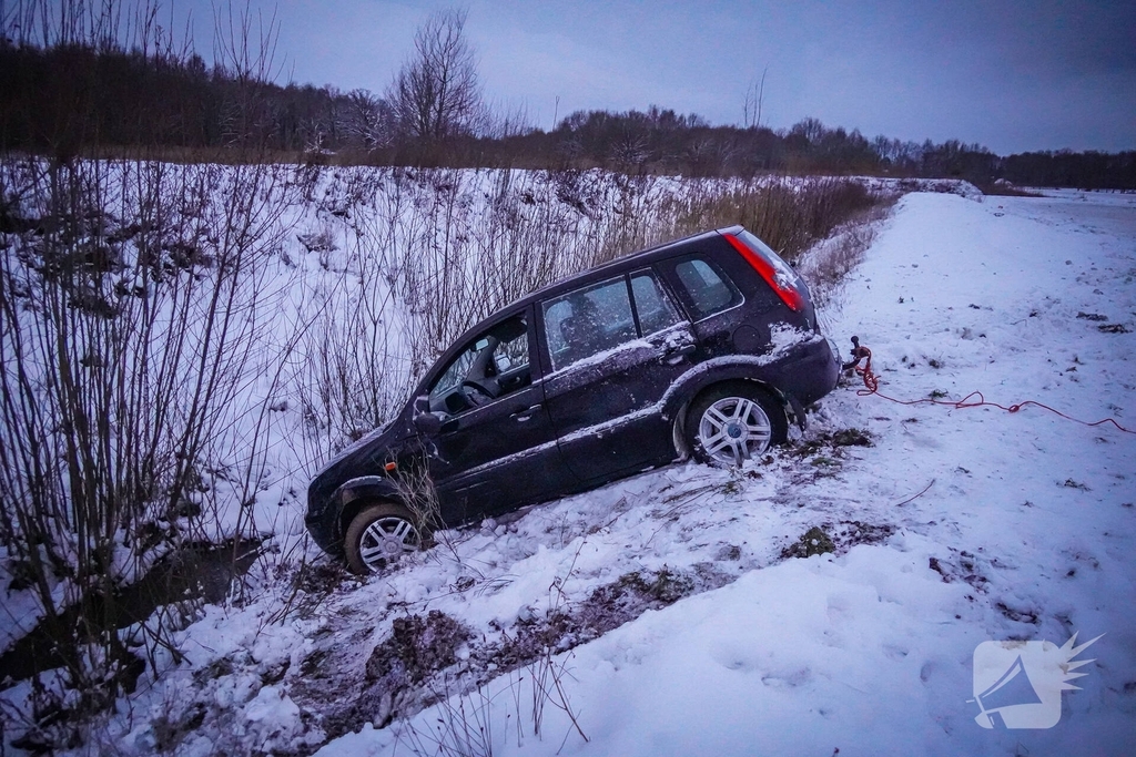 Auto belandt in sloot na driftpartij