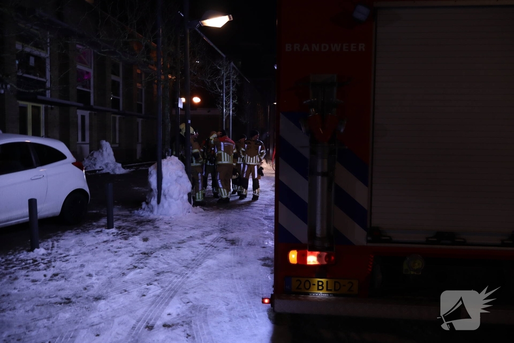 Brandweer bestrijdt brand in zorginstelling
