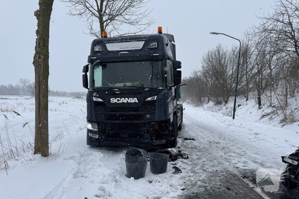 Vrachtwagen en Tesla betrokken bij ongeval
