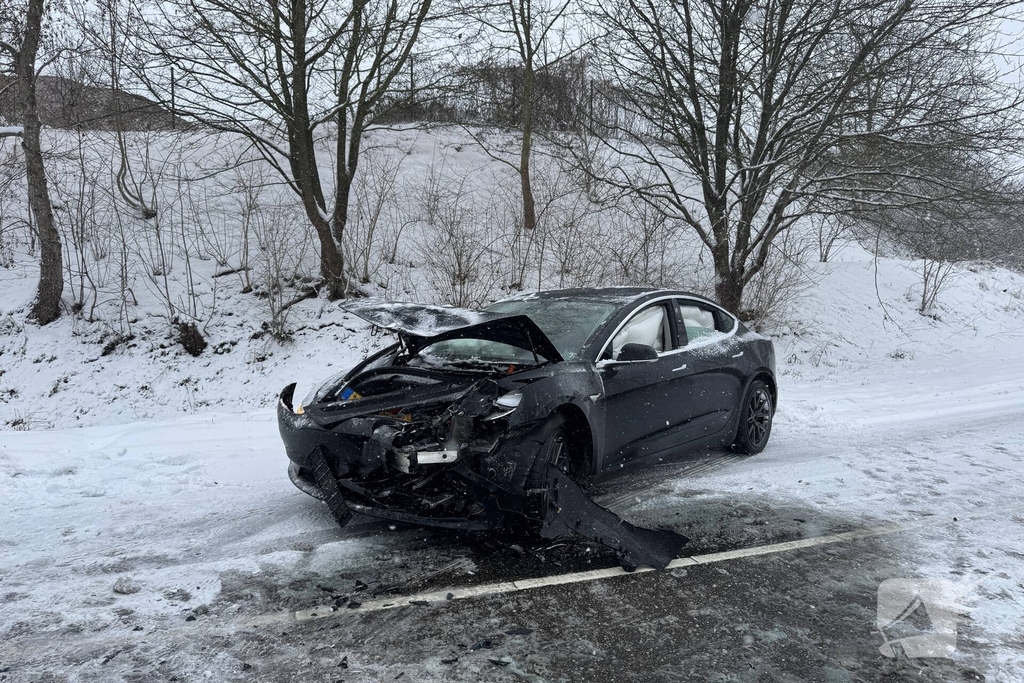 Vrachtwagen en Tesla betrokken bij ongeval