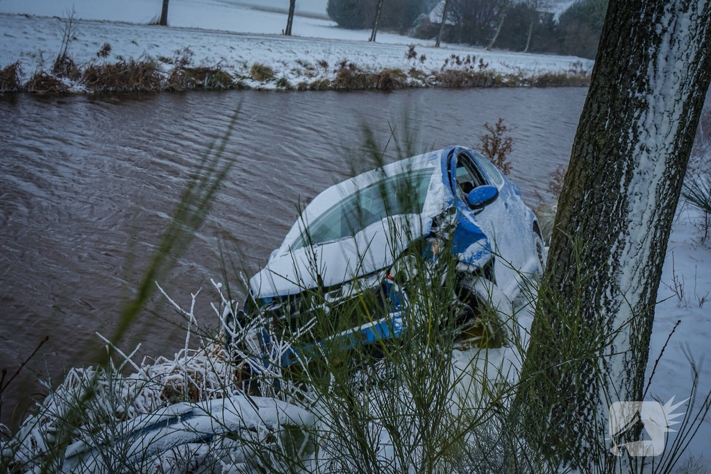 Auto raakt van de weg door gladheid