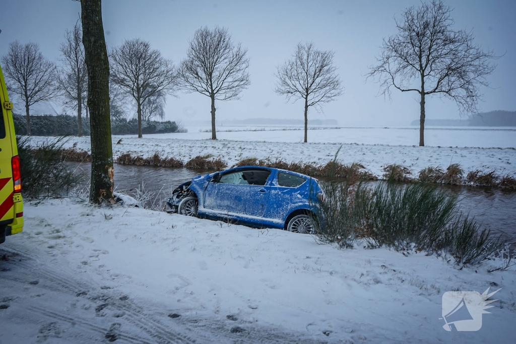 Auto raakt van de weg door gladheid