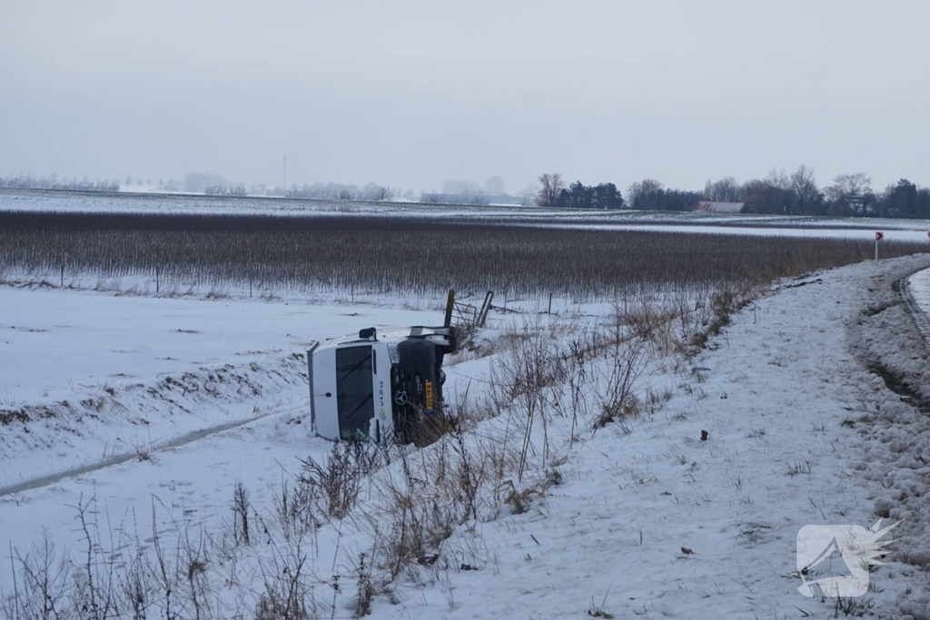 Voertuigen van dijk geraakt door gladheid