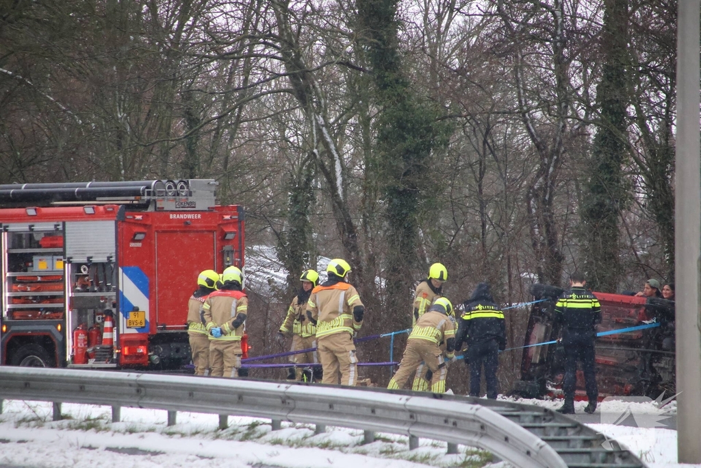 Auto komt op zijkant terecht door gladheid