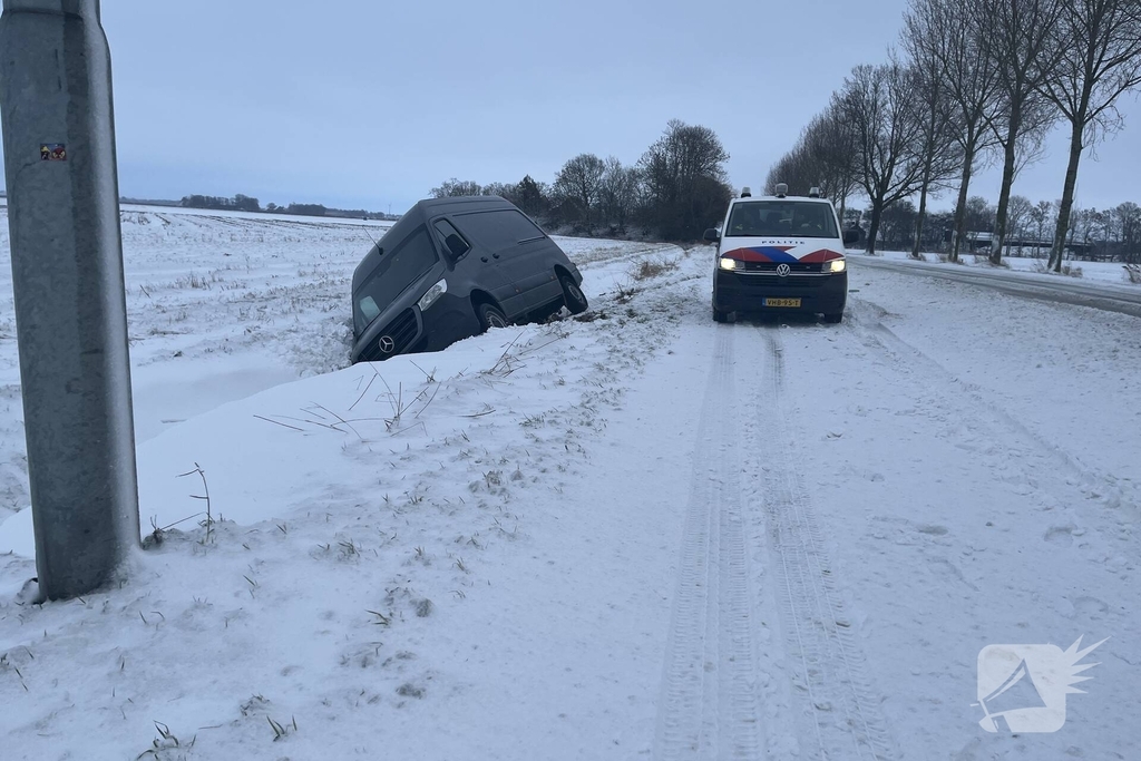 Voertuig belandt in sloot door gladheid