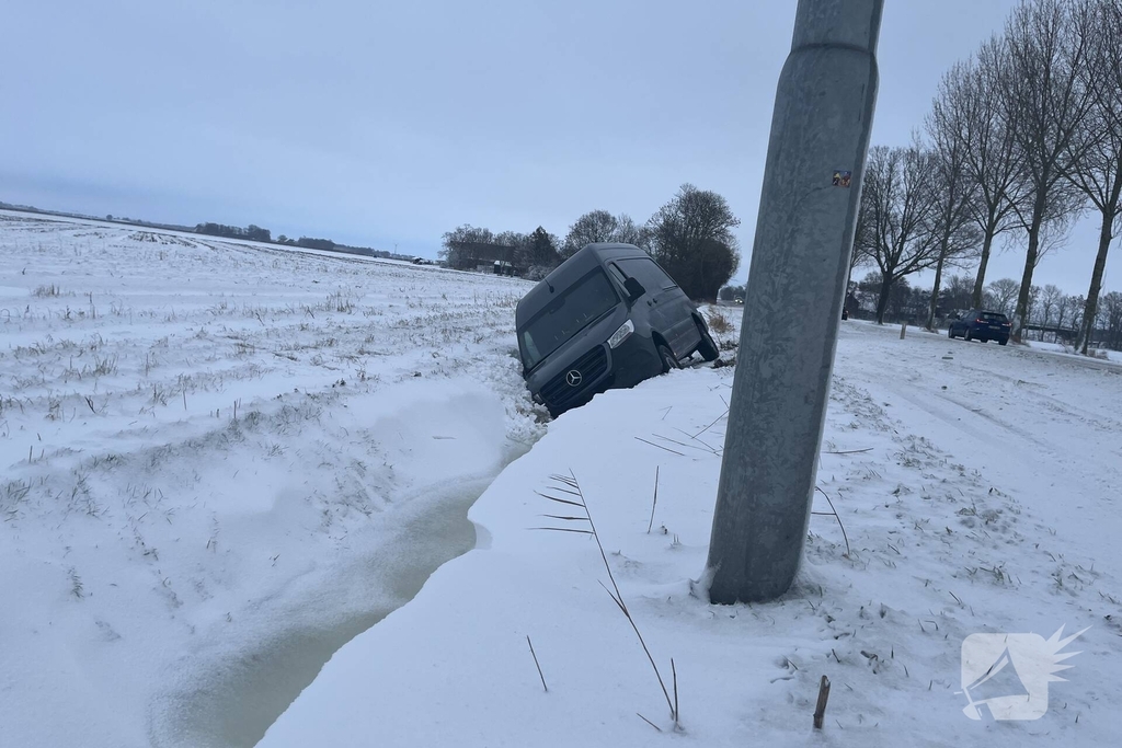 Voertuig belandt in sloot door gladheid