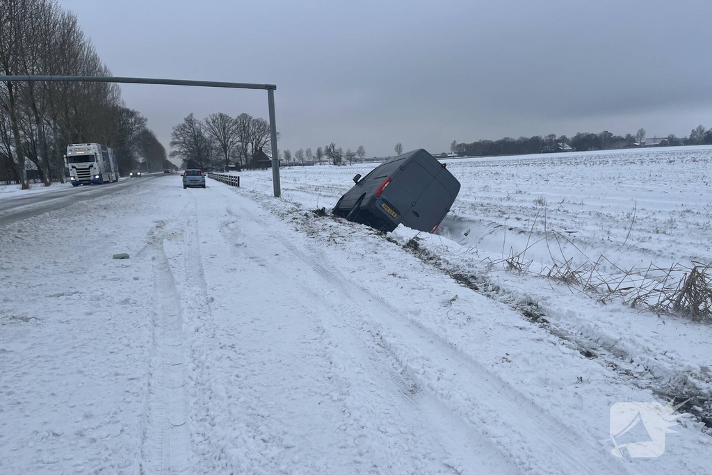 Voertuig belandt in sloot door gladheid