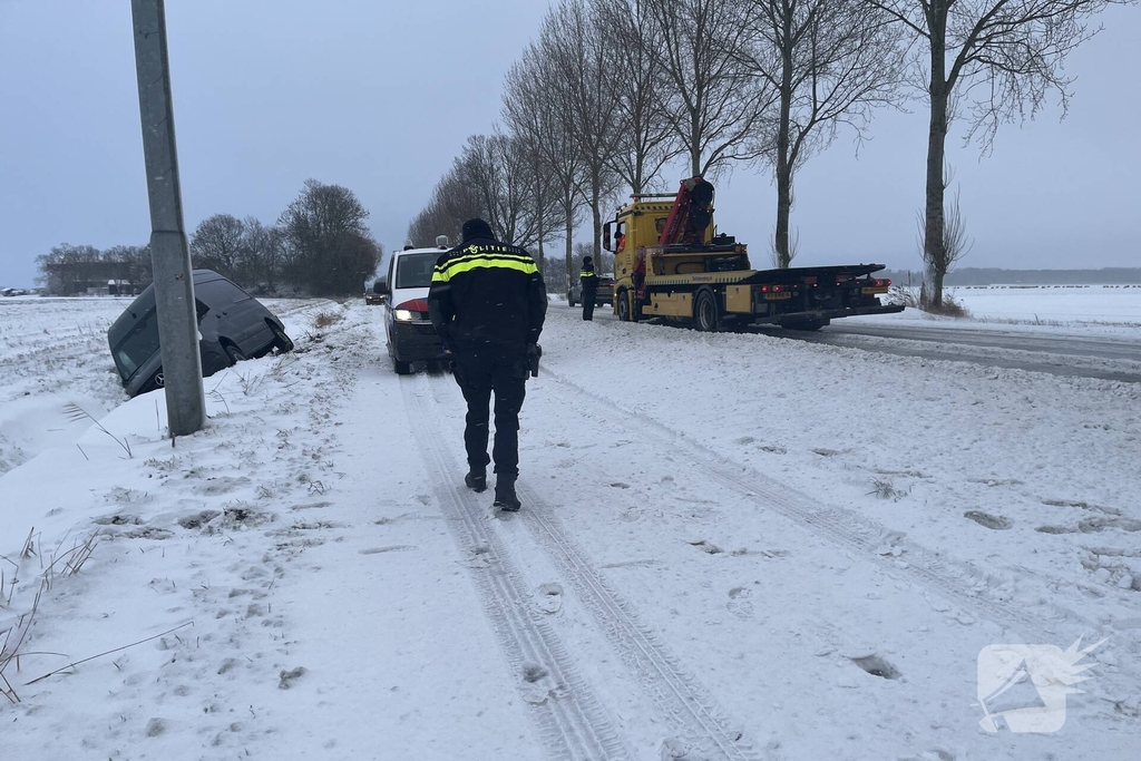 Voertuig belandt in sloot door gladheid