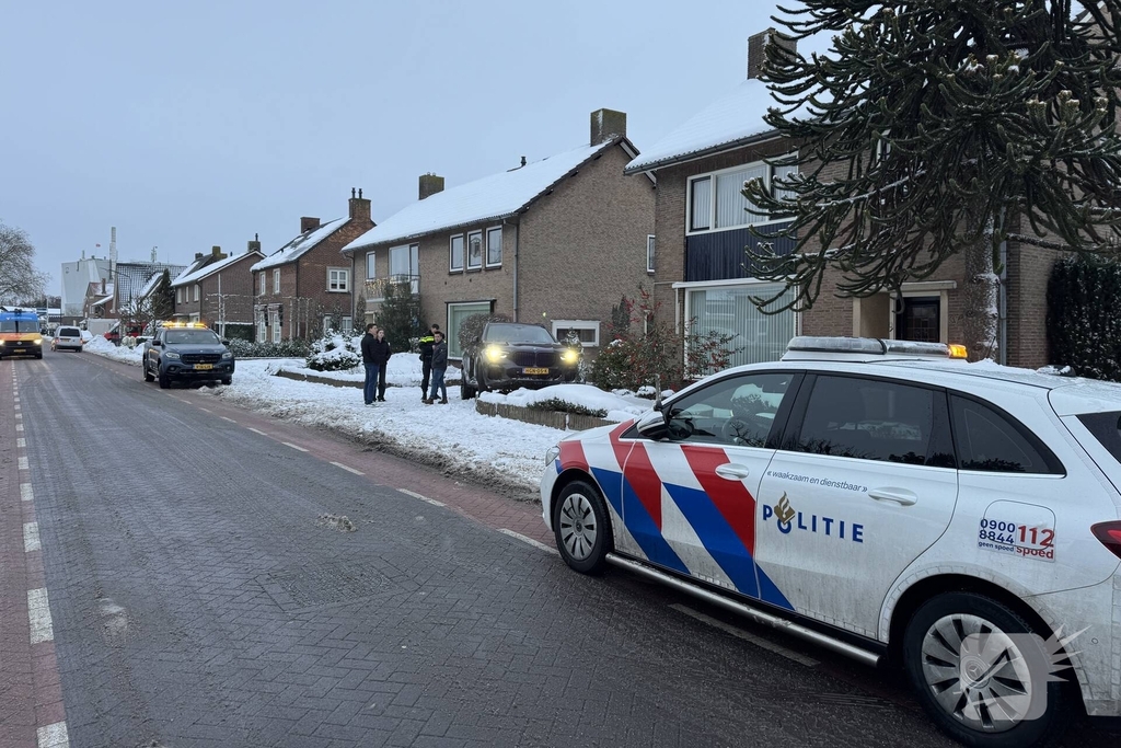 BMW crasht in voortuin na botsing