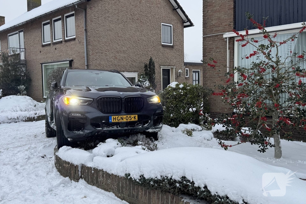 BMW crasht in voortuin na botsing