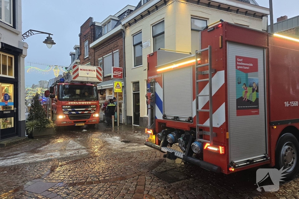 Middelbrand in snackbar zorgt voor rookpluimen