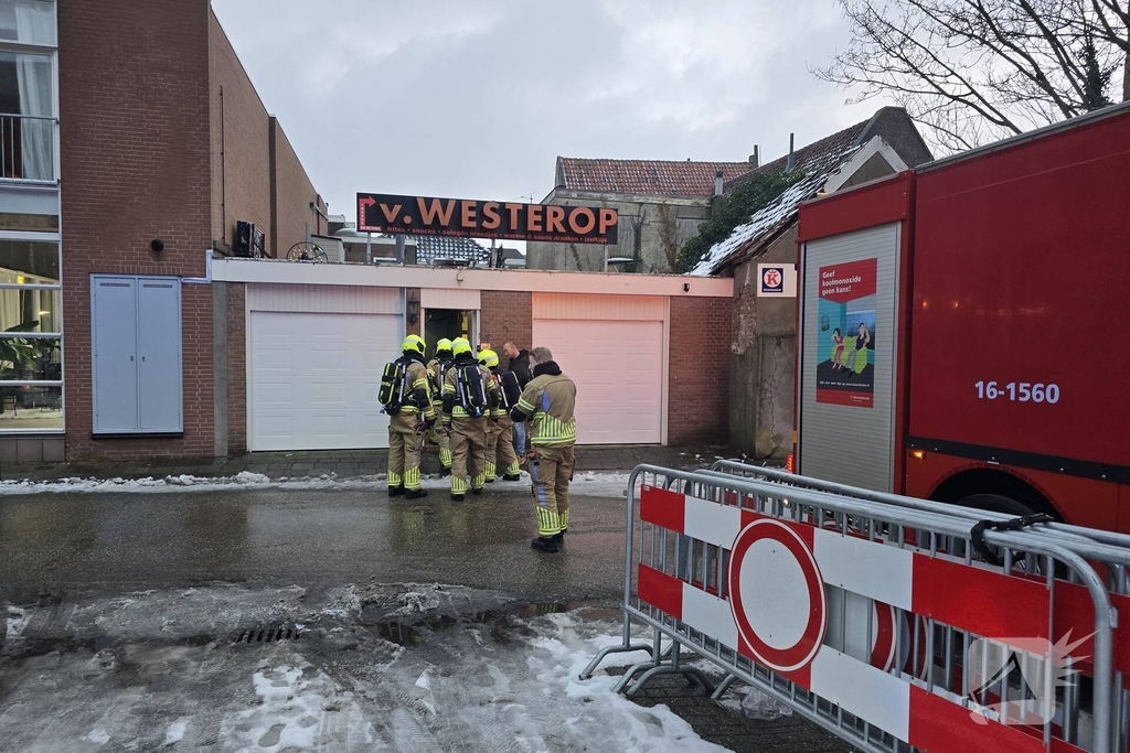 Middelbrand in snackbar zorgt voor rookpluimen