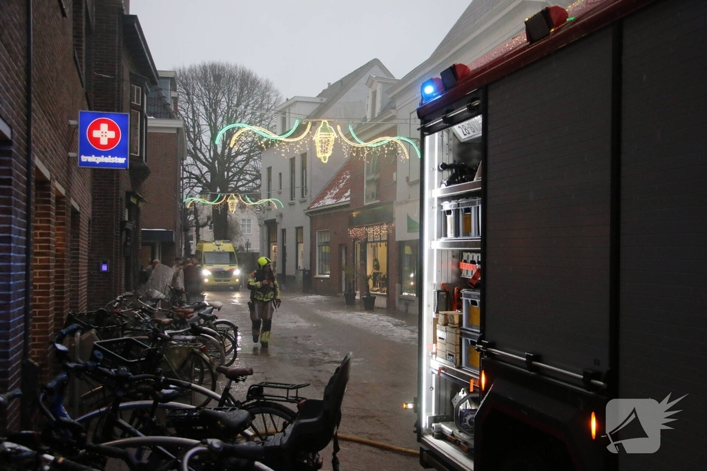 Middelbrand in snackbar zorgt voor rookpluimen