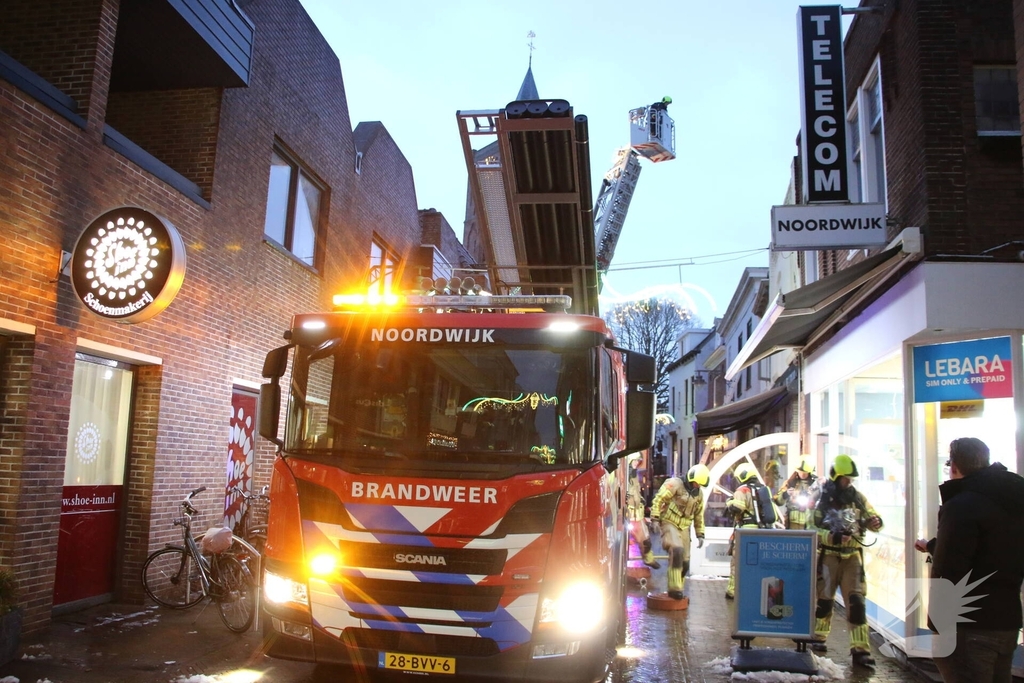 Middelbrand in snackbar zorgt voor rookpluimen