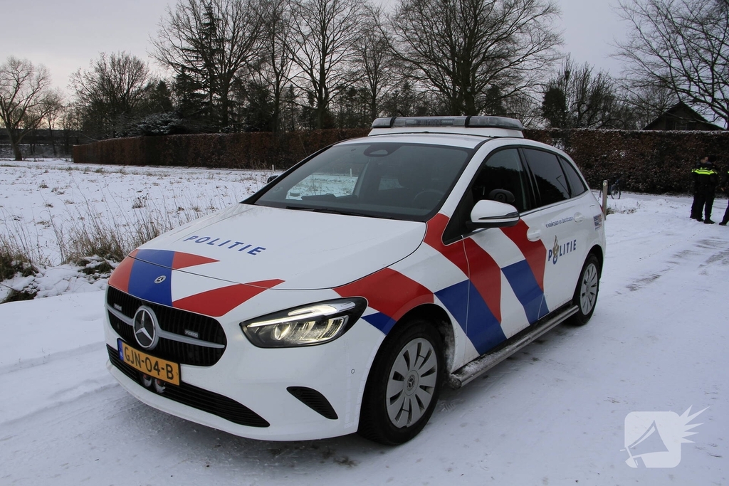 Auto vliegt de bocht uit door gladheid