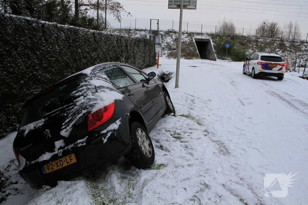 Auto vliegt de bocht uit door gladheid