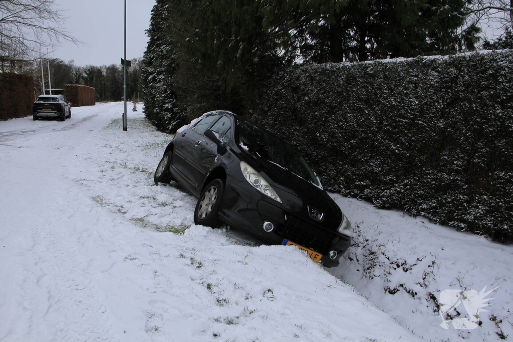 Auto vliegt de bocht uit door gladheid