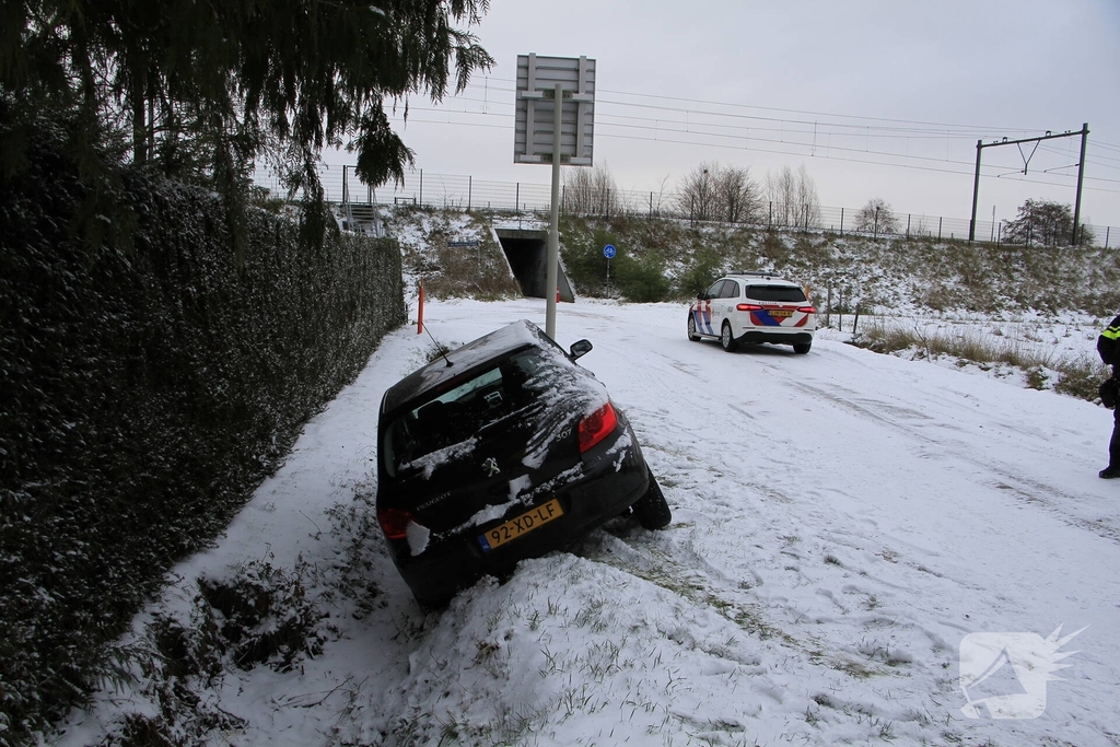 Auto vliegt de bocht uit door gladheid