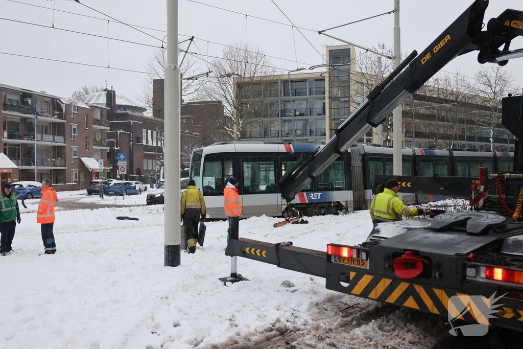 Tram ontspoort door hevige sneeuwval