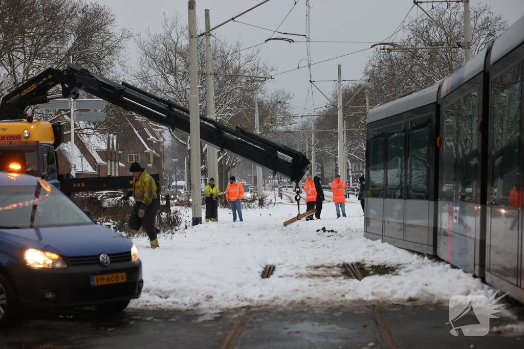 Tram ontspoort door hevige sneeuwval