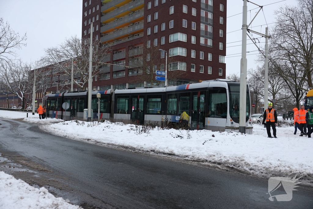 Tram ontspoort door hevige sneeuwval