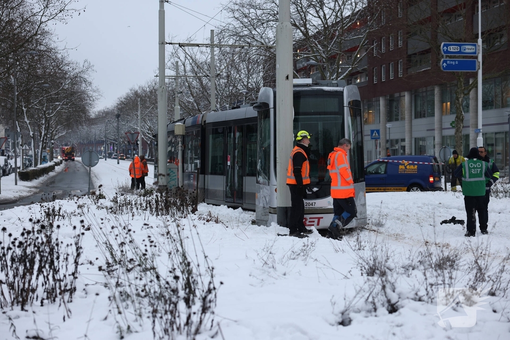 Tram ontspoort door hevige sneeuwval