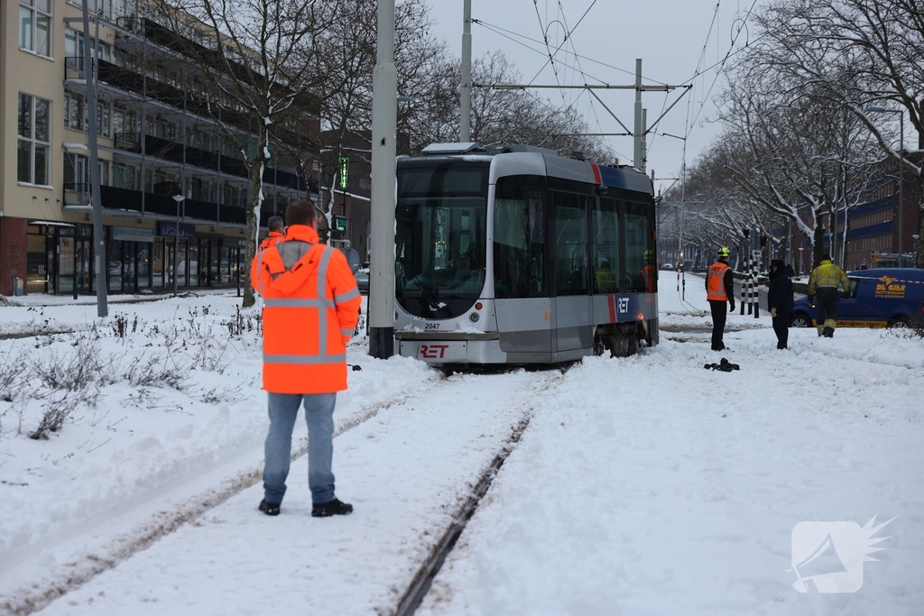 Tram ontspoort door hevige sneeuwval