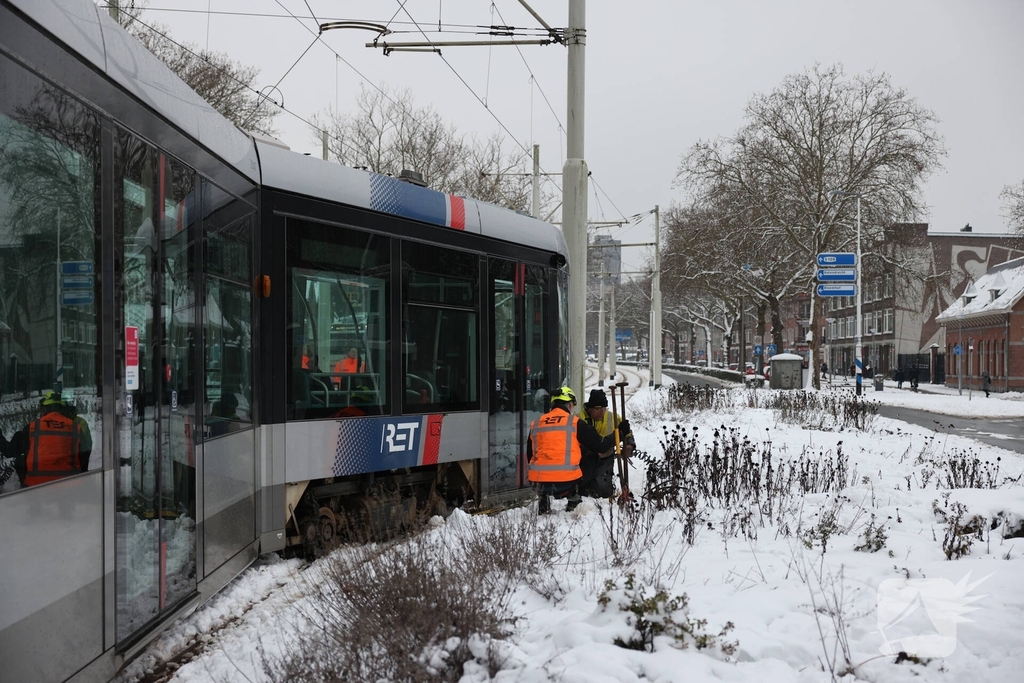 Tram ontspoort door hevige sneeuwval