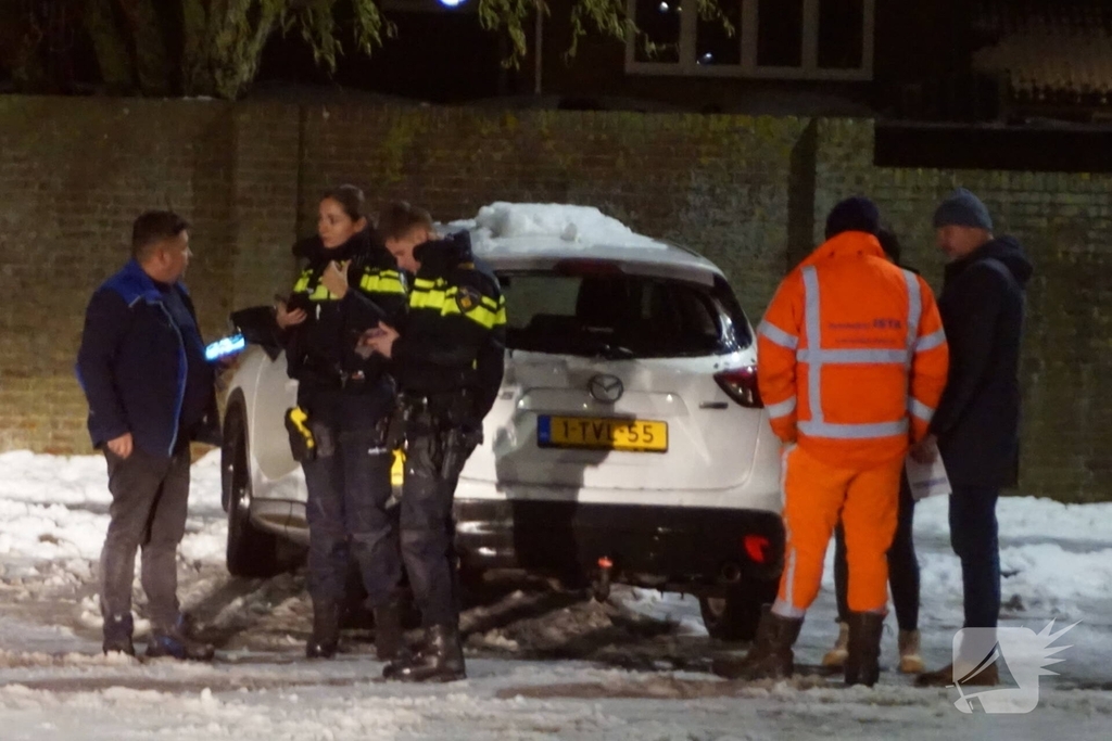 Vrachtwagen rijdt ruit van auto eruit