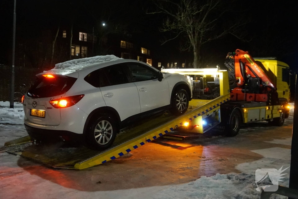 Vrachtwagen rijdt ruit van auto eruit
