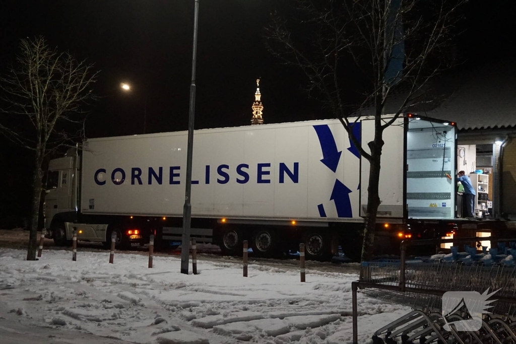 Vrachtwagen rijdt ruit van auto eruit