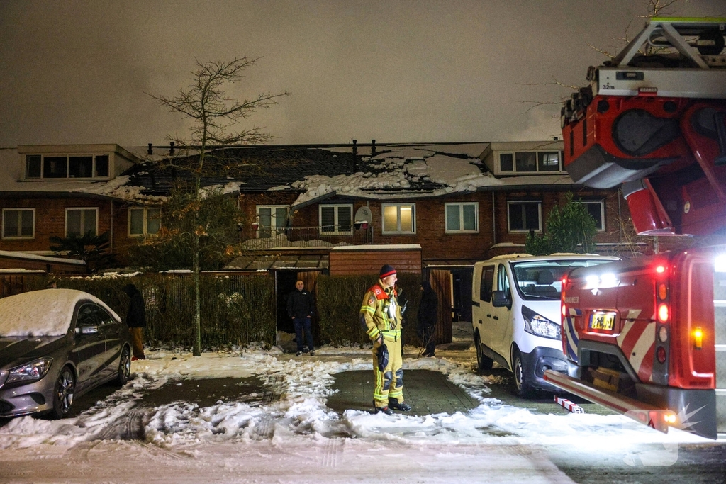 Brandweer verwijdert sneeuwlawine van woningen