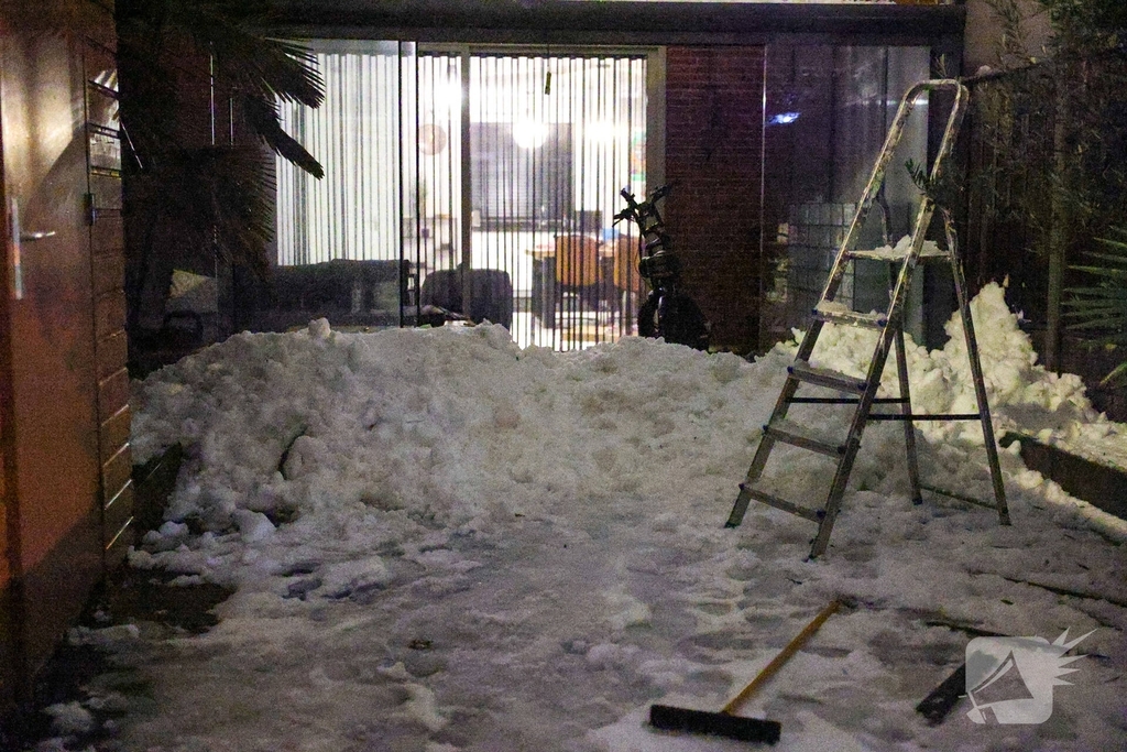 Brandweer verwijdert sneeuwlawine van woningen