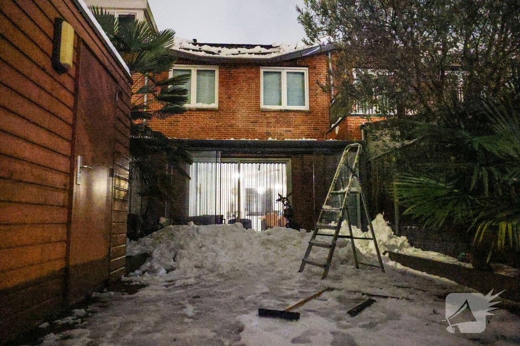 Brandweer verwijdert sneeuwlawine van woningen