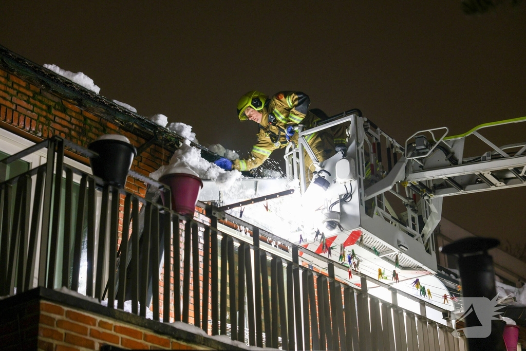 Brandweer verwijdert sneeuwlawine van woningen