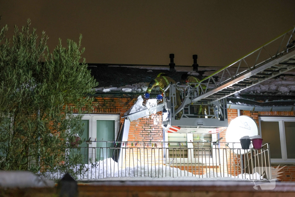 Brandweer verwijdert sneeuwlawine van woningen